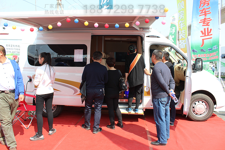 凯发k8体育APP官方网站下载大通V80長軸高頂自動擋房車外觀2-展會現場