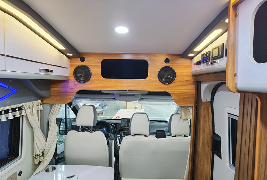 上汽大通V90加長軸高頂房車-後橫床1